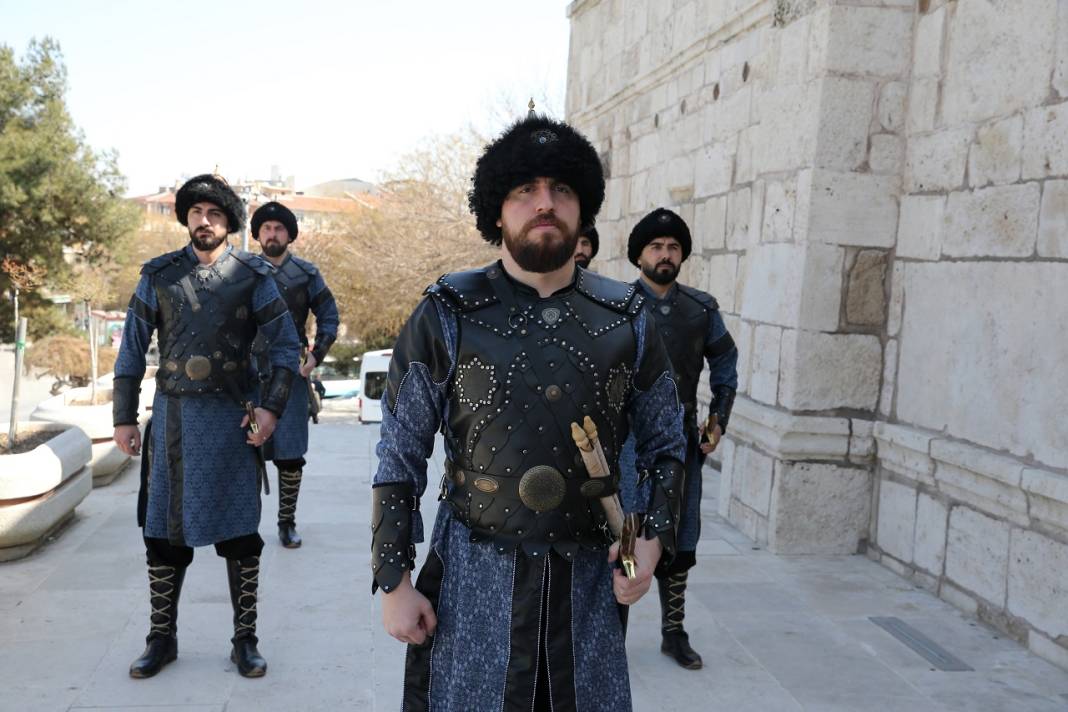 Konya 6 yıldır 8 sultan için nöbette! Kıyafet ve teçhizatları bile özel 8